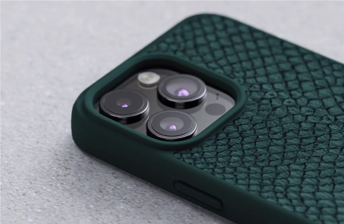 Чохол-накладка Njord Salmon Leather MagSafe Case Green для iPhone 15 Plus - 1